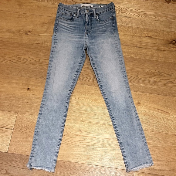 Aritzia Denim Forum Nico mid rise skinny crop light wash stretch size 25 - Picture 3 of 5